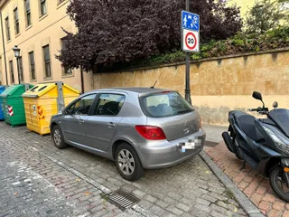 Vecinos de la calle García Tejado, hartos de que los turismos aparquen en el reservado para motos