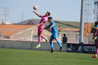 De la Nava controla un balón ante la Cultural en la temporada pasada | FOTO JUANES