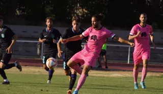 Borja golpea en largo ante el Atlético B | FOTO SALAMANCA24HORAS.COM