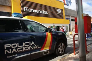 Policía Nacional en la puerta del Hipermercado Carrefour en una foto de archivo