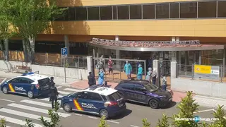 Aplauso mutuo entre policías y trabajadores del centro del Alzheimer (12)