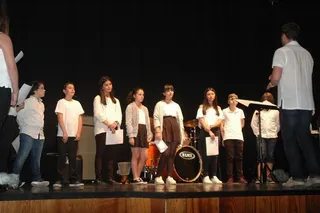 Los alumnos de piano, batería y el Coro de Mayores ponen la nota musical