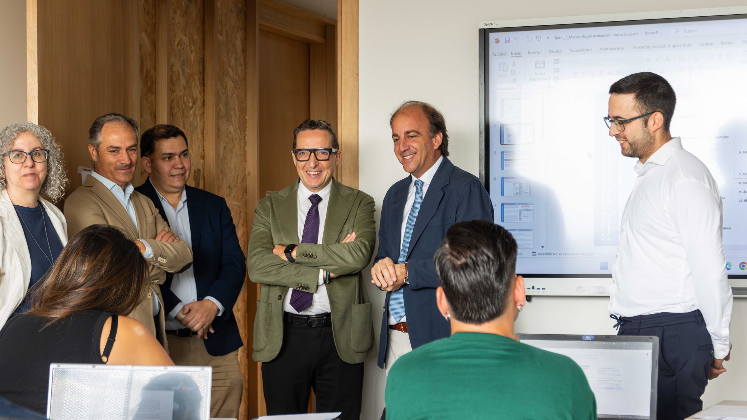 Marco Criado Nicol&aacute;s, a La Derecha De La Imagen, En Una Visita Del Consejero De Agricultura a La Usal