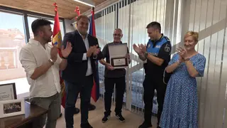 Alberto Alonso recibe el reconocimiento del Ayuntamiento de Guijuelo tras 35 años de servicio como policía local