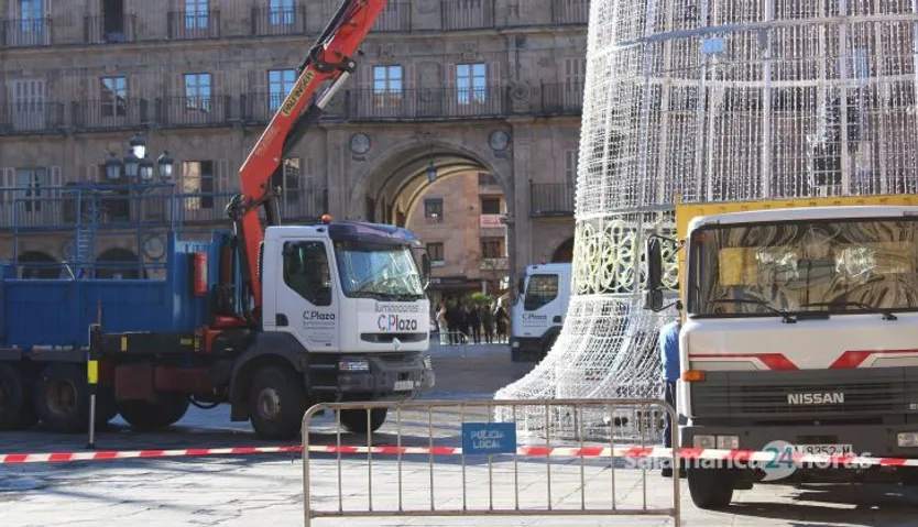 Instalación de la campana de la Plaza Mayor tras el Fin de Año Universitario. FOTO S24H (2)