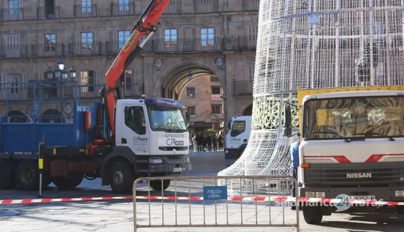 Instalación de la campana de la Plaza Mayor tras el Fin de Año Universitario. FOTO S24H (2)