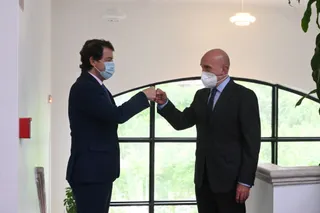 Mañueco y Carnero se saludan en la reincorporación del consejero al trabajo