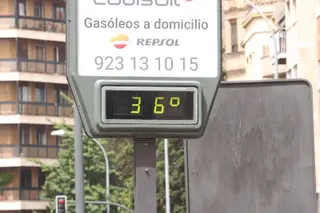 Un termómetro marca 36 grados en una jornada de intenso calor en Salamanca.