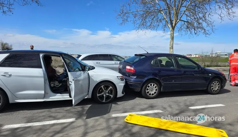 Colisión entre tres turismos en la avenida de San Agustín. Fotos Andrea M