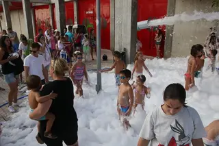 Fiesta de la espuma en Villares