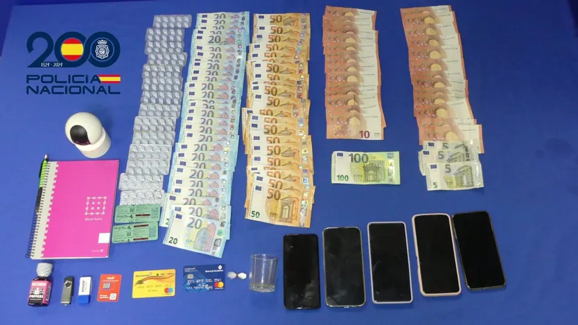 Dinero, cámaras de videovigilancia, droga y teléfonos móviles decomisados en la operación Zapateros