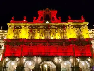 Bandera de España en la fachada del Ayuntamiento | Ayuntamiento de Salamanca