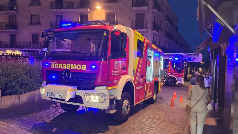 Imagen de la intervención de los Bomberos en la calle la Rúa Mayor