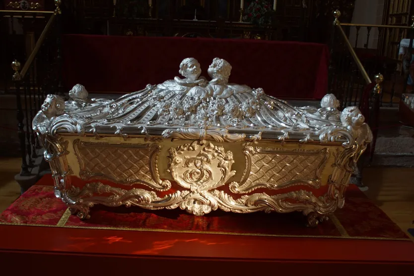 Presentación de la urna de plata restaurada del sepulcro de Santa Teresa en Alba