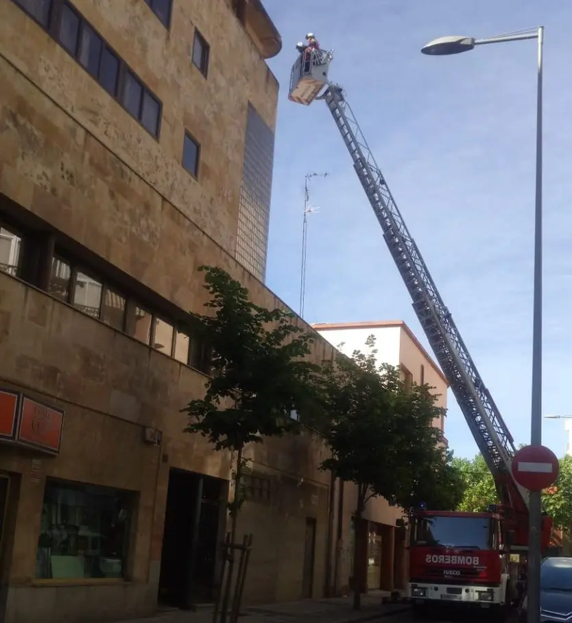 Bomberos en la calle de los Ovalle