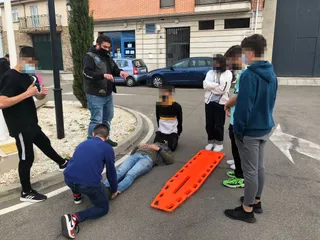 Los jóvenes de Castellanos de Moriscos aprenden a cómo reaccionar ante los accidentes de tráfico