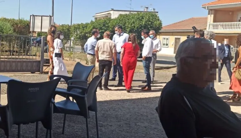 Pedro Sánchez junto a muchos vecinos de Calvarrasa de Arriba