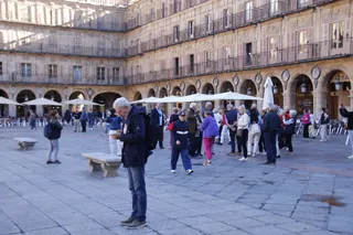Gente paseando por la Plaza Mayor