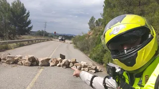 Un motorista señala varias piedras colocadas en la carretera. Foto IMU