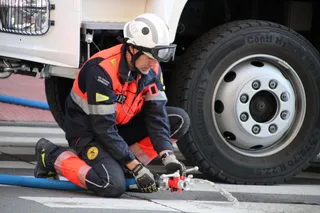 GALERÍA | Un bombero del Ayuntamiento de Salamanca durante una intervención en la avenida de los Comuneros. Fotos J.S.Fraile | S24H