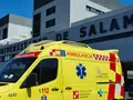 Foto de archivo de una ambulancia en el Hospital Universitario de Salamanca