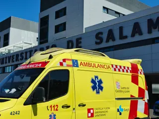 Foto de archivo de una ambulancia en el Hospital Universitario de Salamanca