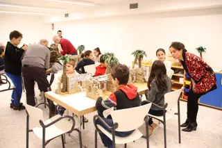 Carmen Seguín, visita a los participantes en los talleres de belenismo navideño
