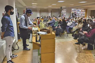 Decenas de personas han acudido a esta demostración de elaboración de cócteles en la biblioteca de Peñaranda