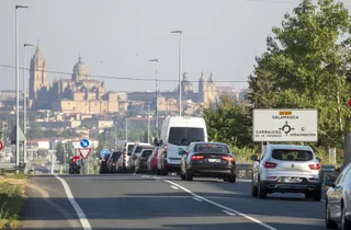 Vehículos acceden a la capital desde la carretera de Alba. | FOTO: ICAL