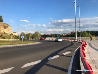 La glorieta del nuevo Hospital ya cuenta con doble protección para evitar que los coches acaben en el río por accidente