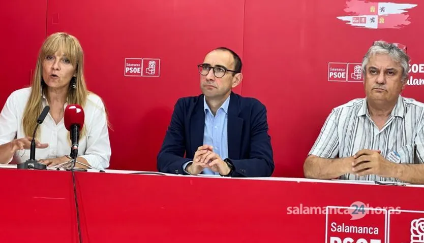 El secretario general del PSOE de Salamanca, David Serrada, el secretario de política municipal y portavoz en la Diputación, Fernando Rubio y la portavoz del PSOE en el ayuntamiento de Ledesma, Patricia Martín en una rueda de prensa. Foto S24H