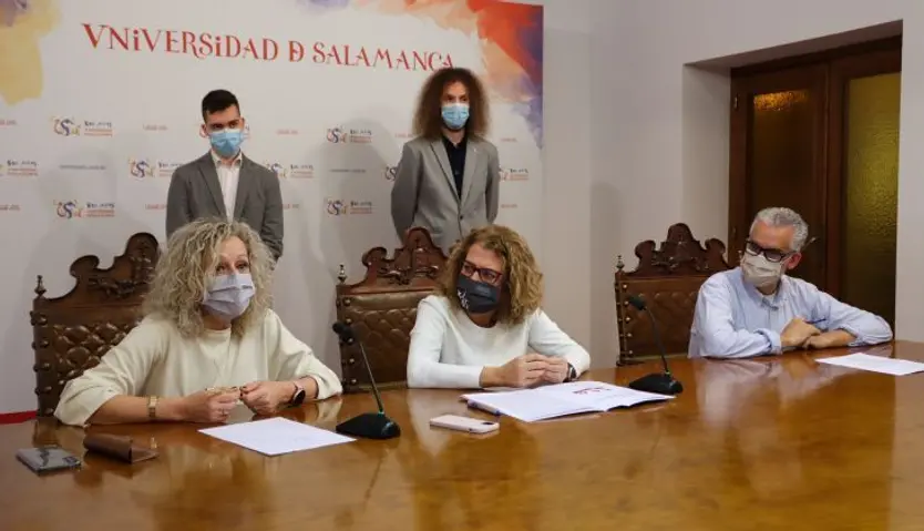 De izquierda a derecha Celia Aramburu, Ana Martín Suárez y Luis Félix Valero. De pie Emilio Ferrero y Juan Manuel Otero. Foto USAL.