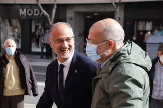 Francisco Igea y Luis Fuentes, atienden a los medios de comunicación en la carpa de Ciudadanos durante una campaña electoral