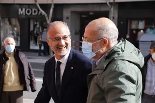 Francisco Igea y Luis Fuentes, atienden a los medios de comunicación en la carpa de Ciudadanos durante una campaña electoral