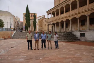 El concejal de Fomento, Fernando Carabias, visita la conclusión de las obras de renovación de la plaza de San Román
