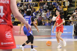 Claudia Soriano sube el balón ante Perfumerías Avenida | FOTO SALAMANCA24HORAS.COM