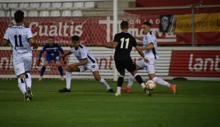 David Segura se interna en el área del Zamora