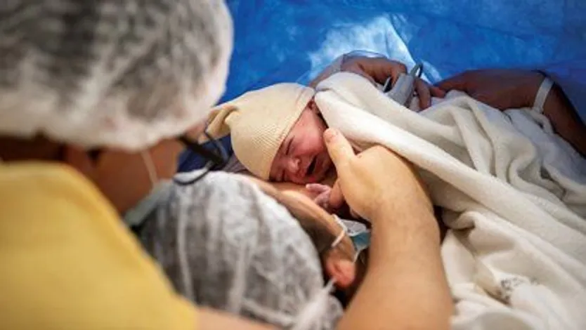 Una mujer con su bebé recién nacido