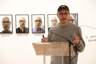 Víctor Rico y el comisario Víctor Ramírez presentan la exposición ‘Por hacer algo’