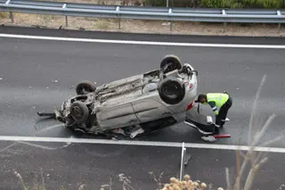 Vuelco de un turismo en la A 62, a la altura de Castellanos de Moriscos (2)