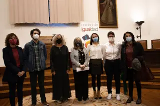 Celia Aramburu e Inmaculada Sánchez Barrios junto a los galardonados y varios miembros del jurado. Foto USAL.