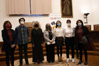 Celia Aramburu e Inmaculada Sánchez Barrios junto a los galardonados y varios miembros del jurado. Foto USAL.