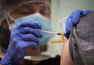 Un sanitario vacunando en Ciudad Rodrigo | Foto: ICAL