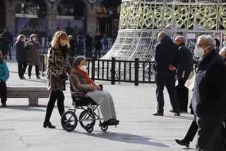 Gente paseando por la calle en invierno | Foto Andrea