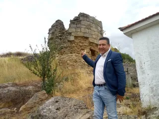 Luis Mariano Santos, procurador de UPL en Cortes, junto a una de las torres del castillo de Cerralbo