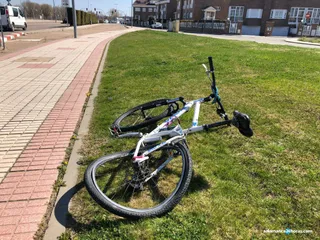 Un turismo golpea una bicicleta en la avenida de La Serna sin causar heridos