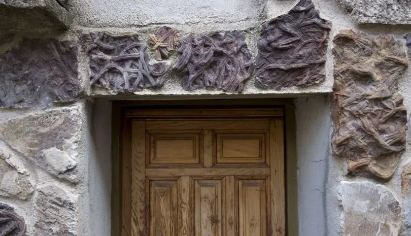 Foto de una de las fachadas de una vivienda de Monsagro | Foto: Jesús Formigo
