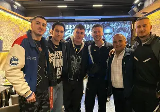 El Grupo Hijos De La Ruina Con El Empresario Antonio Hidalgo En El Restaurante Nero