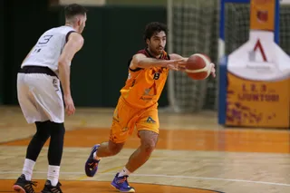 Arturo Cruz da un pase ante Zentro Basket Madrid.