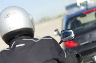 Un motorista detrás de un coche. Foto @DGTes